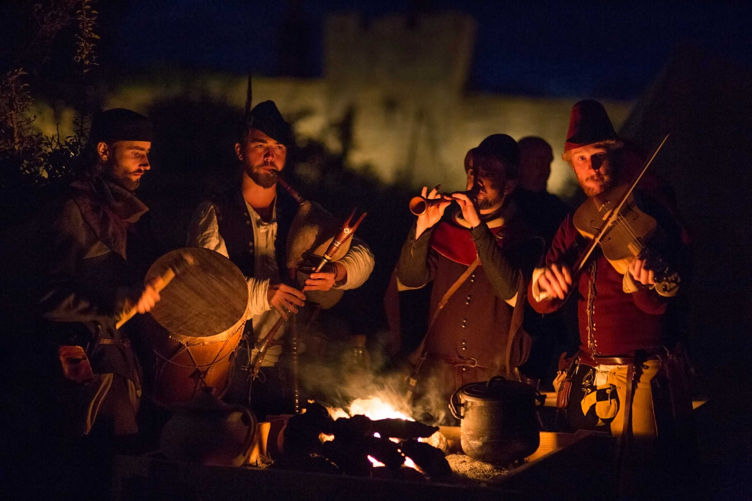Pøbel playing around the campfire in front of Visby